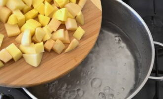 Häll den nödvändiga mängden vatten (cirka två liter) i en kastrull av lämplig storlek, låt koka upp och tillsätt potatisskivorna.