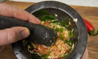 Idagdag ang mga sangkap na may asin at tomato paste at gilingin hanggang makinis.