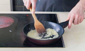 Hetta upp en stekpanna med smör och olivolja. Lägg den hackade löken här och fräs den i cirka 5 minuter på medelvärme. Rör om hela tiden för att förhindra brännskador.