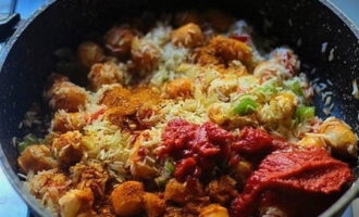 Vi kompletterar beredningen med tomatpuré, salt, socker, kryddor och hackad vitlök. Blanda allt väl.