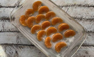 Lấy một hộp nướng và phủ nó bằng bơ. Rắc nhẹ bột mì và đặt các lát quýt vào.