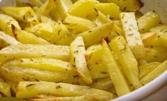 Les patates fregides cruixents estan a punt al forn. Serviu i gaudiu!