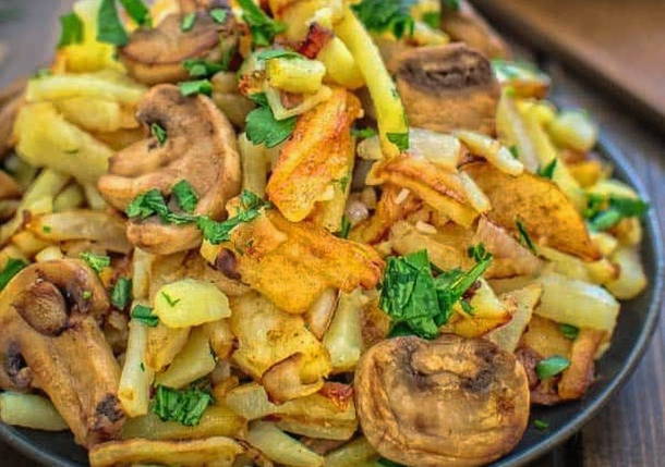 Cartofi prajiti cu champignon intr-o tigaie