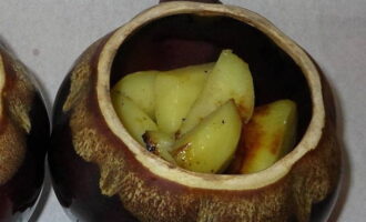Pune cartofii prajiti in oale.