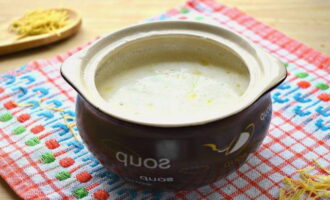 La sopa de llet amb pasta en una cassola està llesta. Abocar en bols de servir i servir!