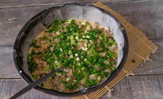 Cắt nhỏ hành lá và rắc lên nhân bánh.
