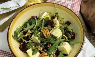 Sallad med fetaost, rödbetor och ruccola är klar. Du kan servera den till bordet!