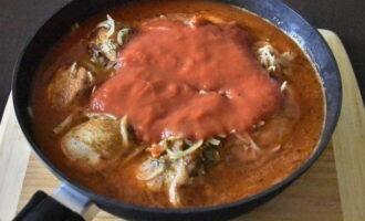 Aboqueu-hi vi negre sec i afegiu-hi la salsa de tomàquet. Barrejar suaument el contingut. Tapeu el plat amb una tapa i deixeu-ho coure a foc lent durant uns 20-25 minuts.