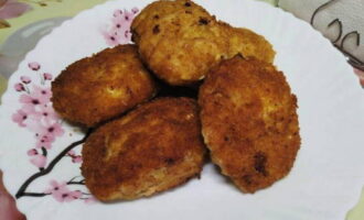 Ang makatas na tinadtad na mga cutlet ng karne na walang mga sibuyas sa isang kawali ay handa na. Ilagay sa isang plato at magsaya!