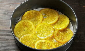 Alisin ang mga dalandan sa syrup at hayaang lumamig.Ikalat ang produkto sa isang pantay na layer sa isang baking dish.
