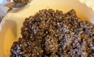 Tritureu els bolets en una picadora de carn.