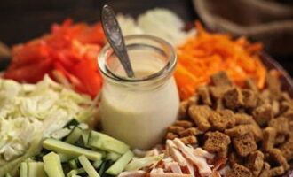 Getsallad i trädgården enligt det klassiska receptet är klar.Servera en ljus godbit till bordet och prova det snabbt!