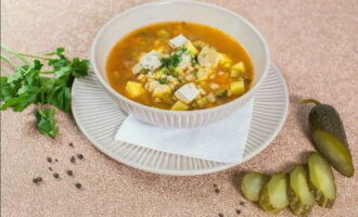 Sau khi tắt thiết bị, đổ dưa chua vào bát, nêm kem chua, rau thơm và bắt đầu bữa trưa. Chúc ngon miệng! 