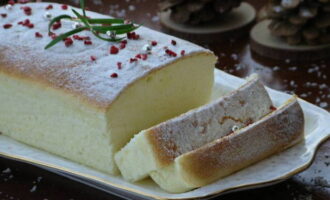 Cheesecake japonez din bumbac conform rețetei clasice este gata. Bucurați-vă de gustul acestui desert delicat!
