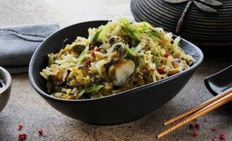 Cơm chiên hải sản trong chảo đã sẵn sàng. Bày ra đĩa và dùng kèm với nước tương!