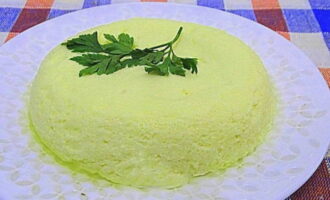Pregătiți o omletă pufoasă în cuptorul cu microunde cu lapte, întoarceți-o rapid pe o farfurie, adăugați ierburi și serviți imediat.