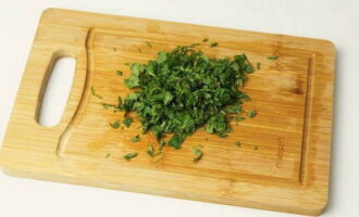 Băm nhỏ bạc hà và không thêm nhiều vào món salad cổ điển để hương vị không bị lấn át.