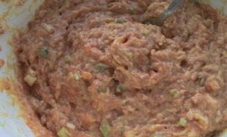 Pagsasama-sama ng mga sangkap. Timplahan ng mayonesa at magdagdag ng harina. Masahin ang minced meat hanggang makinis.