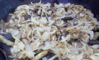 เพิ่มหัวหอมลวกลงในมะเขือยาวแล้วปรุงสักสองสามนาที