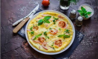 Vi överför den läckra omeletten till en platt serveringsfat och tar omedelbart ett prov. Smaklig måltid! 