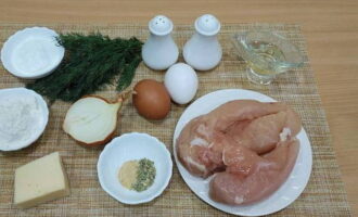 Luați toate produsele necesare și clătiți mărarul sub robinet. Dezghețați fileul de pui, spălați și uscați cu prosoape de hârtie sau șervețele. 