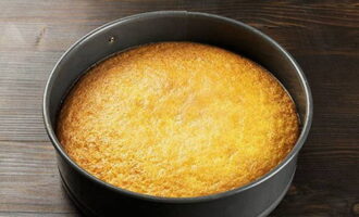 Punan ang mga dalandan ng batter. Ilagay ang treat sa isang oven na preheated sa 180 degrees para sa mga 40 minuto. Suriin ang kahandaan ng mga inihurnong gamit gamit ang isang palito.