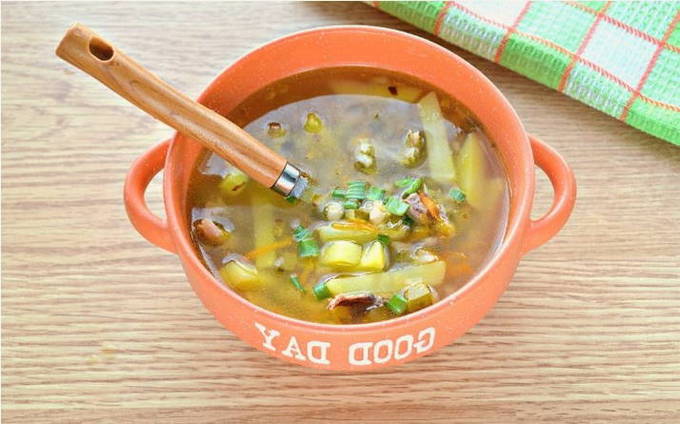 Rassolnik med fläsk, korn och pickles