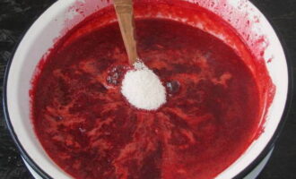 Afegir sucre. La quantitat varia en funció de la dolçor natural de la fruita.