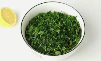 Đặt rau xanh xắt nhỏ vào bát salad cùng với các nguyên liệu còn lại.