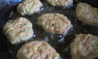 Ilagay ang kawali sa kalan. Ibuhos sa langis ng gulay at pakuluan. Gumamit ng isang kutsara upang bumuo ng mga cutlet at ilagay sa isang mainit na ibabaw. Iprito hanggang sa ginintuang kayumanggi sa katamtamang init.