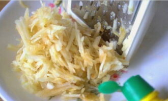 Nghiền cùi táo bằng dụng cụ xay có lỗ lớn và để thành phần không bị sẫm màu, hãy rắc nước cốt chanh.