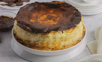 Skär den kylda cheesecaken och servera den med aromatiskt te. Smaklig måltid! 