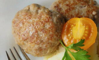 Köttfärskotletter är klara i en hast. Servera med valfritt tillbehör!
