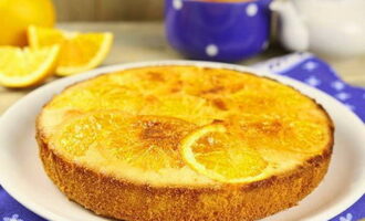 Ang orange jellied pie ay handa na sa oven. Maghain ng maliwanag at mabangong dessert sa mesa!