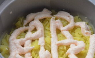 Ringla dressingblandningen över potatislagret.