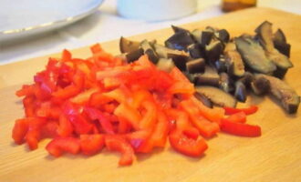 Sjud ingredienserna tills de är mjuka och komplettera huvudkompositionen med remsor av paprikamassa och hackad aubergine. Krydda maten med spiskummin, peppar och salt.