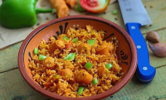 Jambalaya med korv är klar. Servera, tillsätt örter efter smak och njut!