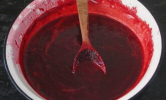 Coure durant 35 minuts. Remeneu per evitar que la llaminada es cremi. Rentar i esterilitzar els pots amb el mètode habitual. Per als pots petits, utilitzeu un microones. Esterilitzo al forn.