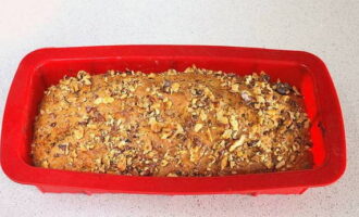 Porniți cuptorul la 180°C. Coaceți tortul timp de 35-40 de minute și verificați gradul de coacere cu o frigărui de lemn. Dacă blatul plăcintei devine maro rapid, acoperiți-l cu o bucată de folie.