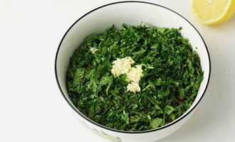 Sau đó thêm tỏi băm nhỏ vào món salad, mặc dù nó không thuộc phiên bản cổ điển và bạn có thể thay thế bằng các loại thảo mộc.