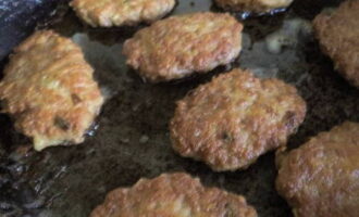 Maingat na i-unroll ang mga cutlet at lutuin hanggang matapos. Para makasigurado, takpan ng takip para singaw ang mga cutlet.