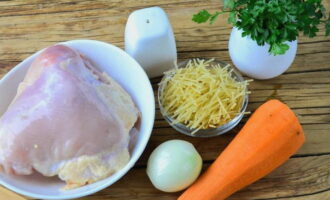 Hur gör man en snabb och god soppa utan potatis? Du kan omedelbart mäta upp den nödvändiga mängden ingredienser till soppan så att de finns till hands. Vilken del av kycklingkroppen som helst är lämplig för buljongen.