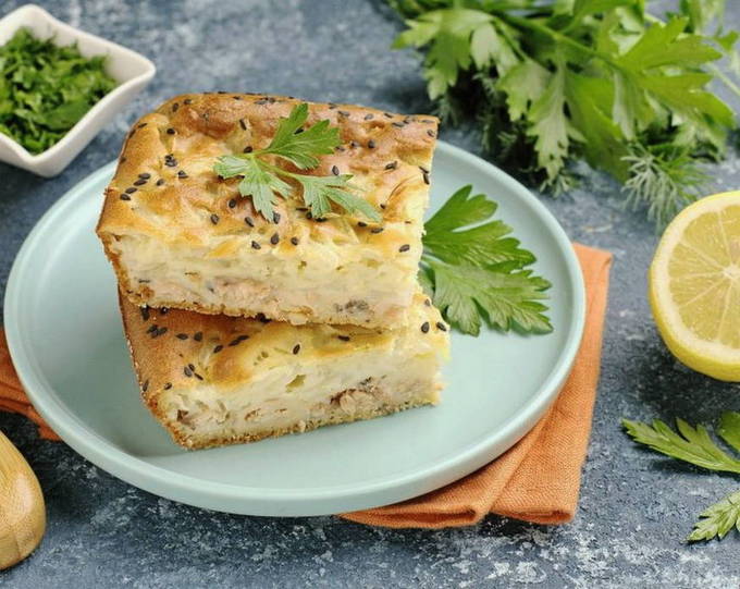 Pastís de gelea de kefir amb conserva de peix
