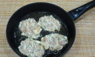 Se încălzește o tigaie, se toarnă puțin ulei vegetal rafinat. Așezați o lingură de carne tocată și formați-o în mici cotlet plate, acestea vor semăna cu clătite. Prăjiți cotletele de pui tocate la foc moderat timp de 3-4 minute.