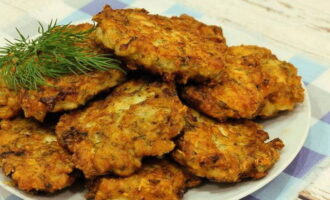 Serviți cotlet de pui tocat cu brânză caldă, cu o garnitură de cartofi, legume, paste sau terci de hrișcă. Poftă bună!