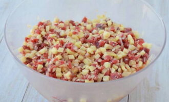 Prepareu el farcit. Talleu les patates pelades i la vedella a daus petits. Peleu la ceba i talleu-la de la mateixa manera que les patates. Barrejar els ingredients triturats en un bol, afegir sal i espècies, barrejar bé. 