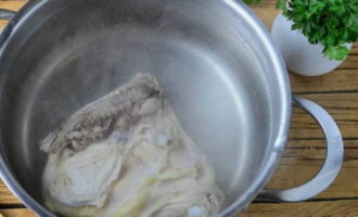 Lägg kycklingköttet i en kastrull, fyll det med dricksvatten och sätt på elden. Koka upp vattnet, låt puttra ett par minuter och låt rinna av. Tvätta köttet, tillsätt vatten igen och koka. 