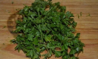 Asezati apoi patrunjelul pe o tabla de taiere si tocati-l cu un cutit. Nu folosiți tulpini groase.