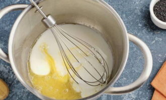 A continuació, aboqueu kefir a temperatura ambient a la massa d'ou batut i barregeu els productes.