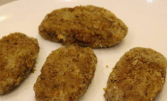 Fasta bovetekotletter utan kött är klara. Lägg upp på tallrik och njut!